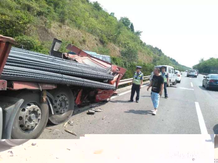 成綿高速發(fā)生多車追尾 車輛積壓嚴(yán)重