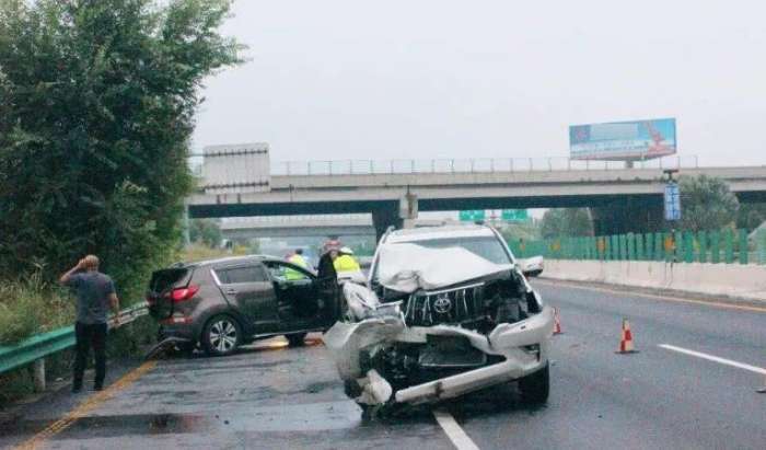 高速路突遇前車急?；蚣眲x車咋辦? 搞懂這兩點, 保住小命!