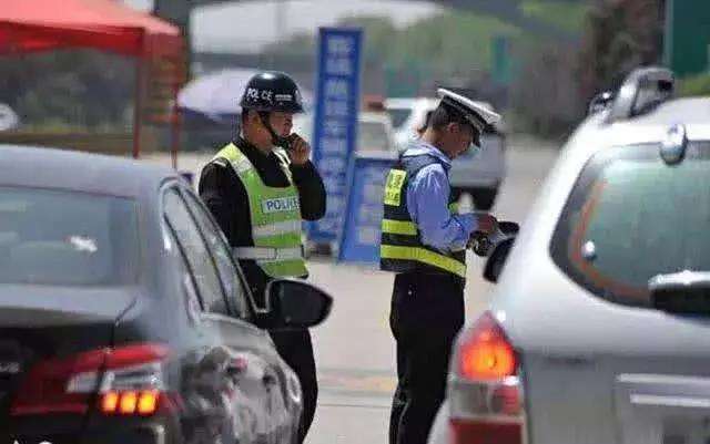 遇到交警查車，忘記帶駕駛證怎么辦?