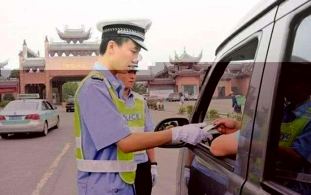 遇到交警查車，忘記帶駕駛證怎么辦?