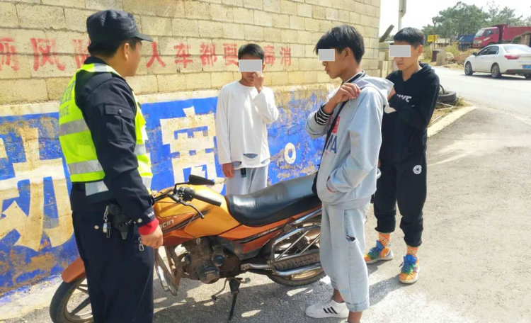 未成年開摩托車被交警抓到怎么辦