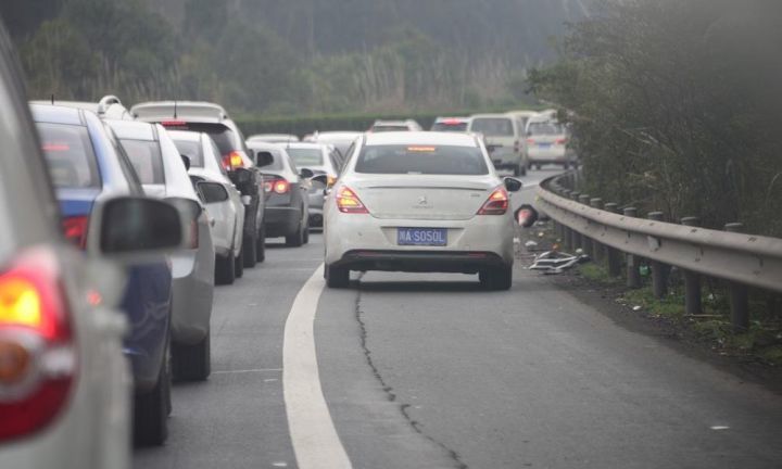 在高速上走應急車道扣幾分罰多少錢