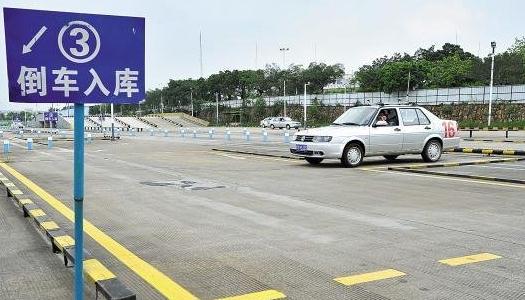 科目二倒車入庫點位圖，到點就需要打方向、剎車、踩離合