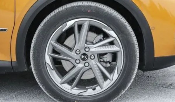 ds7輪胎型號 輪胎型號為235/55 r18