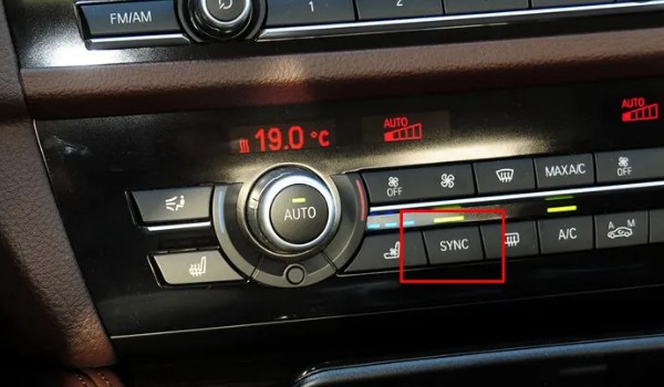 sync空調(diào)上是什么意思 雙溫區(qū)自動(dòng)空調(diào)(控制兩側(cè)不同溫度)
