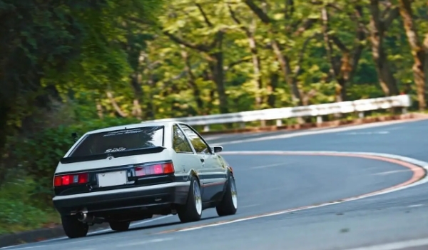 ae86是什么車，豐田卡羅拉第五代（ae86是車架代號）